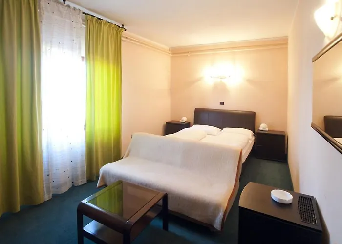 Zephyr - Plovanija 3* Buje