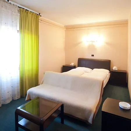 Zephyr - Plovanija 3* Buje